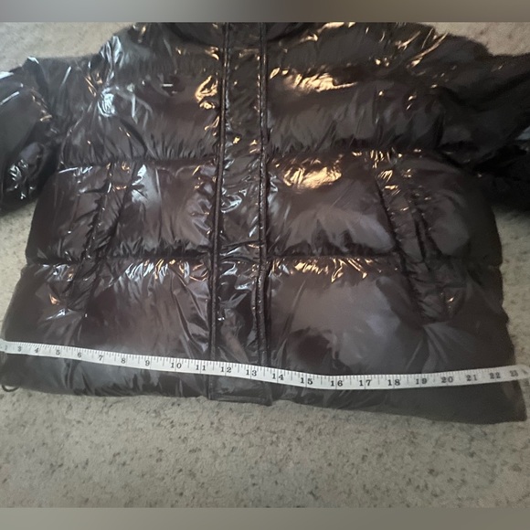NOIZE Coco Patent Cropped
Puffer Jacket size Large - Picture 9 of 9